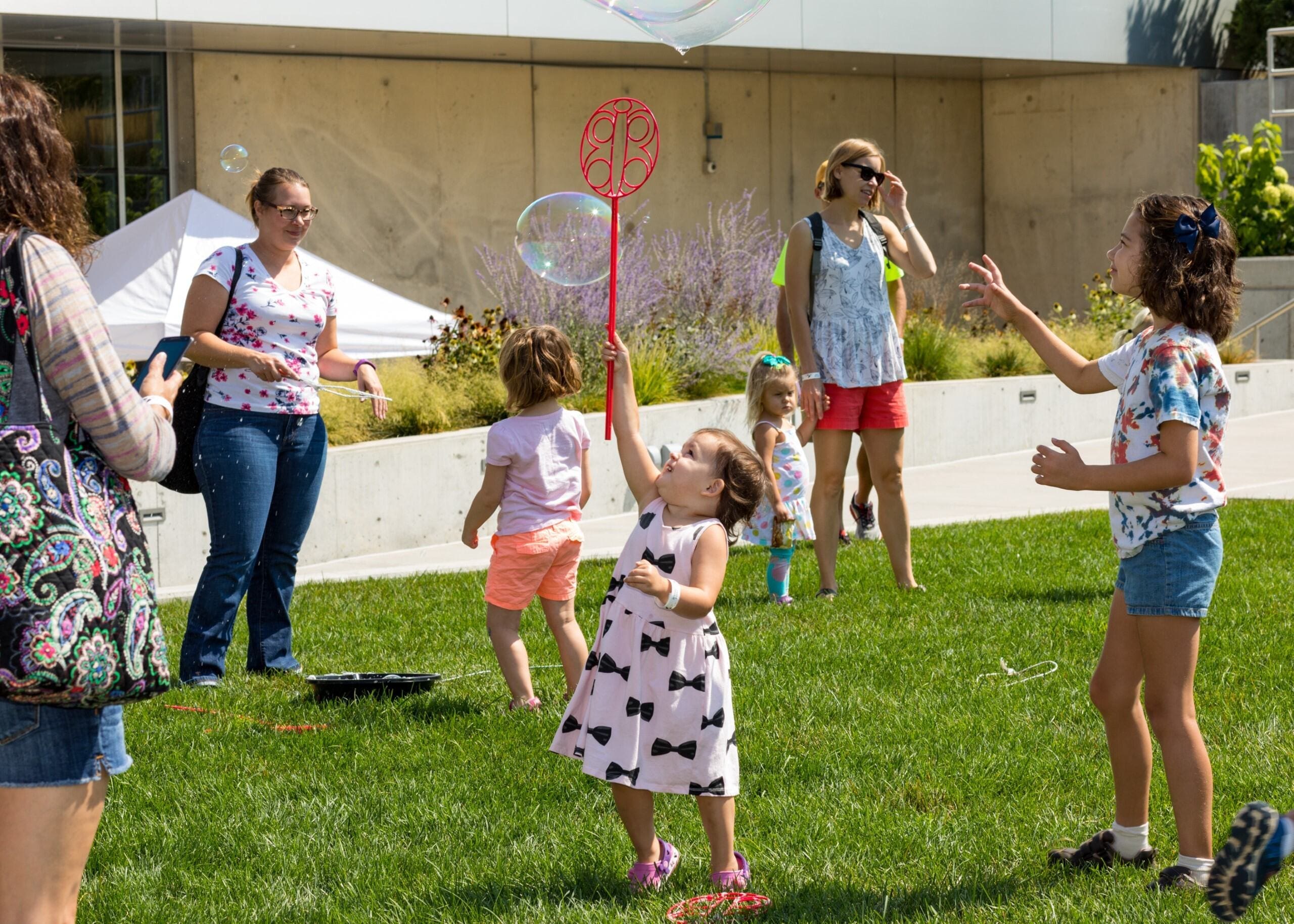 Kids playing at the Akron Art Museum