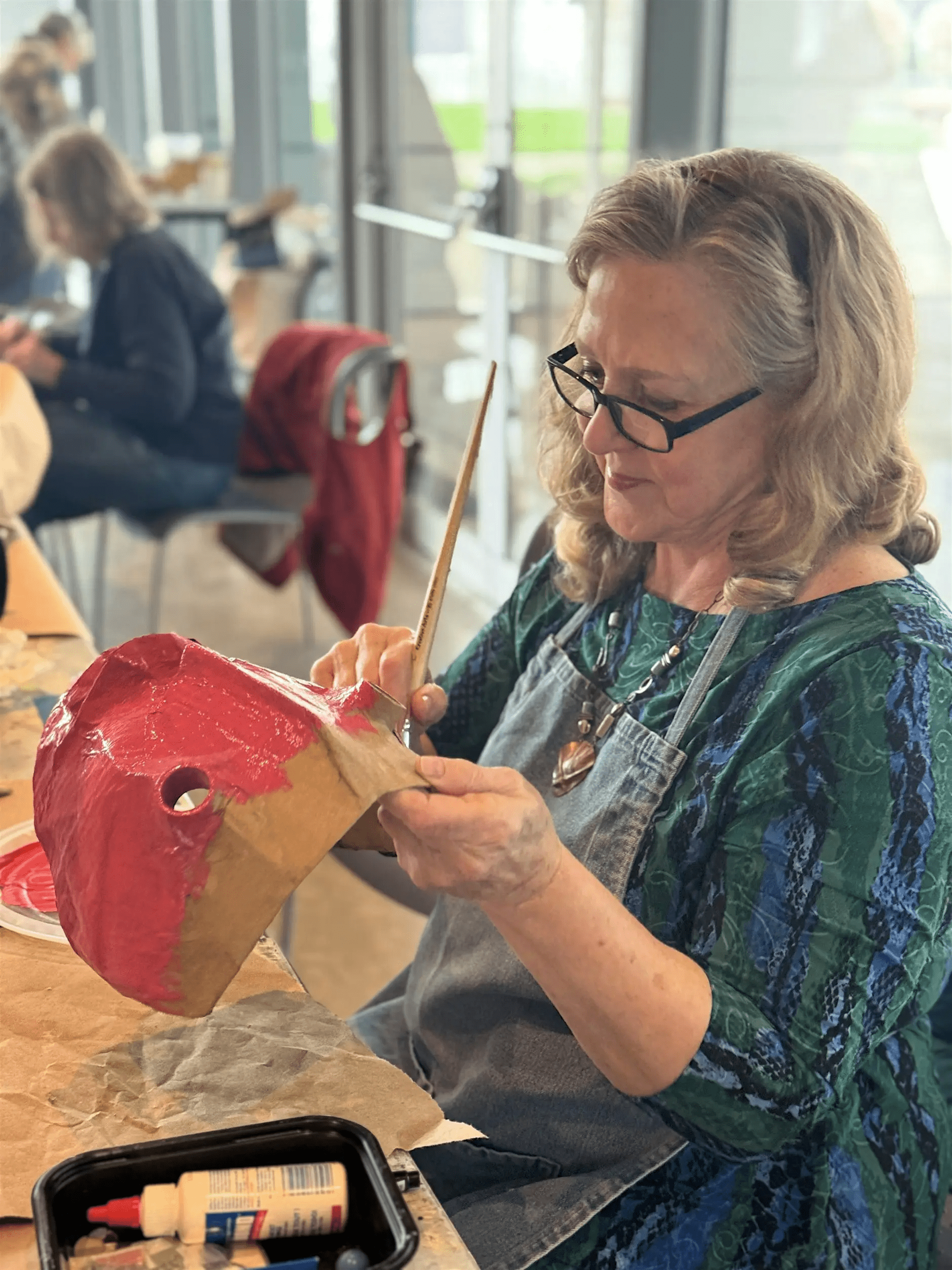 A senior adult acrylic painting at the Akron Art Museum
